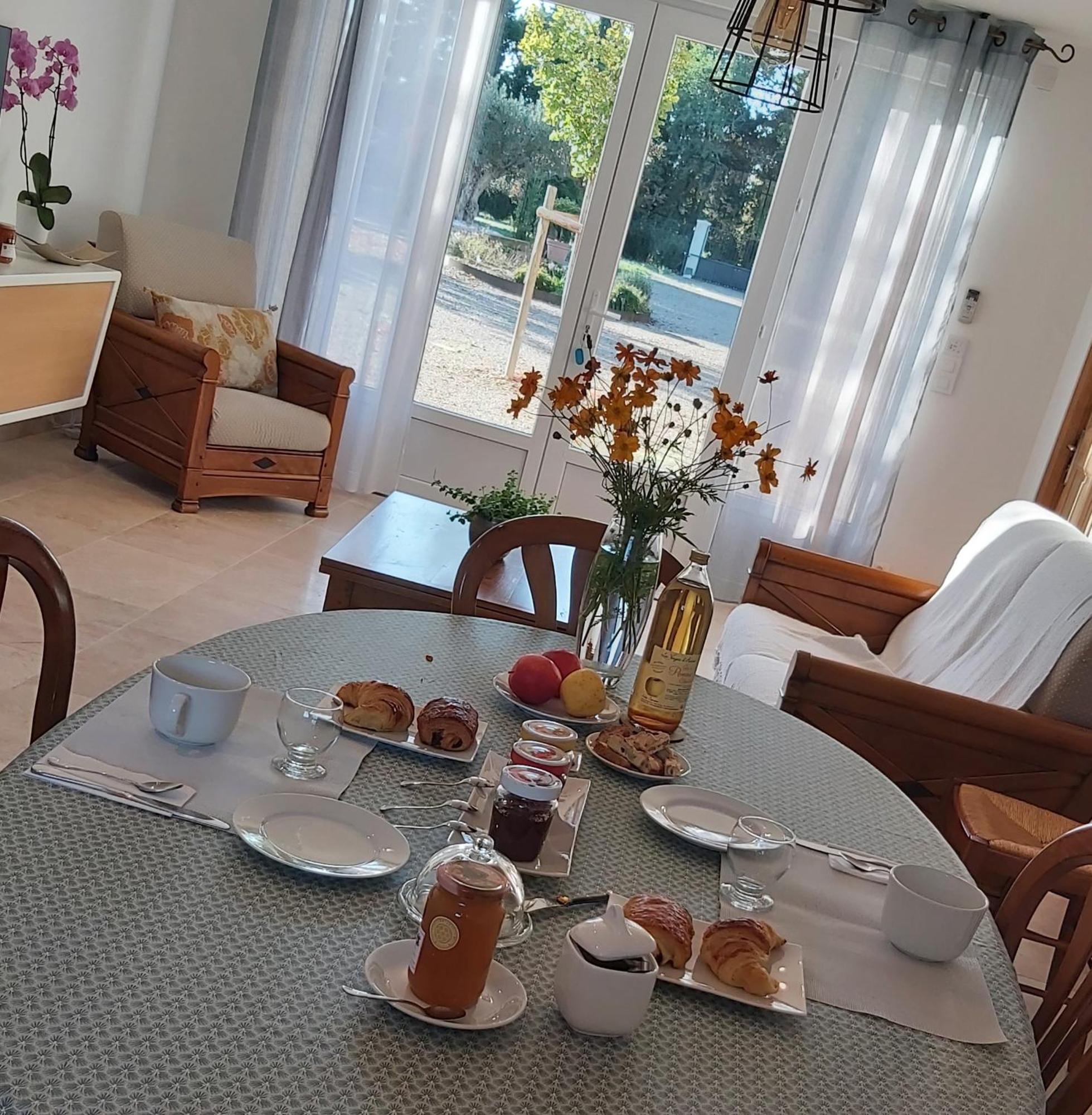 Bed and Breakfast Mas Des Tourterelles Jonquieres  Экстерьер фото